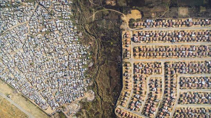 Cienka granica między biedą a bogactwem. Zobacz szokujące zdjęcia