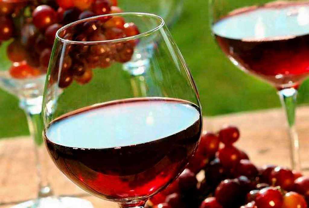 Dlaczego warto regularnie pić czerwone wino