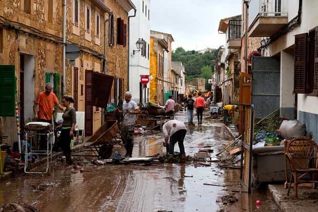 Wiele ofiar powodzi na Majorce. Turyści zginęli w taksówce porwanej przez błotnistą wodę