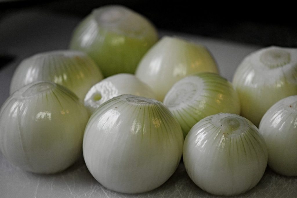 4 rodzaje cebuli i sposób ich wykorzystania w kuchni. Będziesz wiedzieć z czym je łączyć