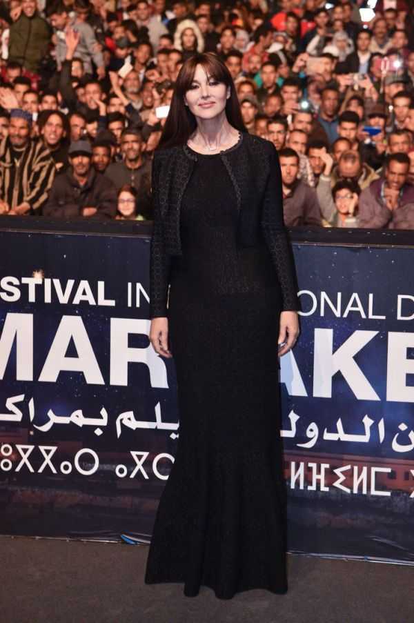 Monica Bellucci podkreśla sylwetkę czarną sukienką