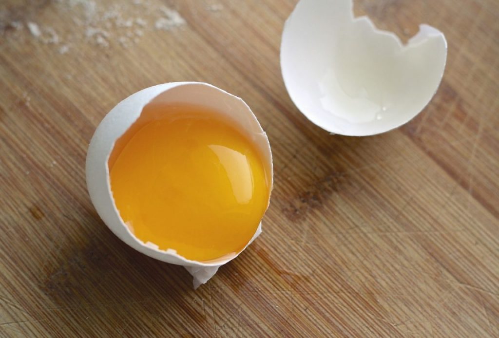 Z tymi 4 prostymi trikami przygotujesz idealną jajecznicę. Uda się za każdym razem