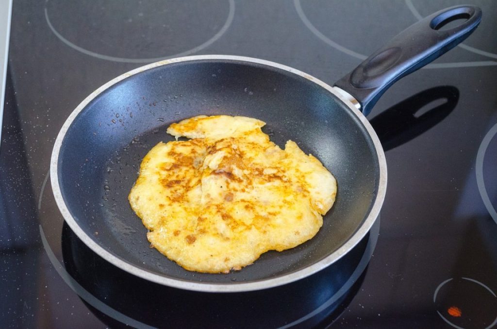 Z tymi 4 prostymi trikami przygotujesz idealną jajecznicę. Uda się za każdym razem