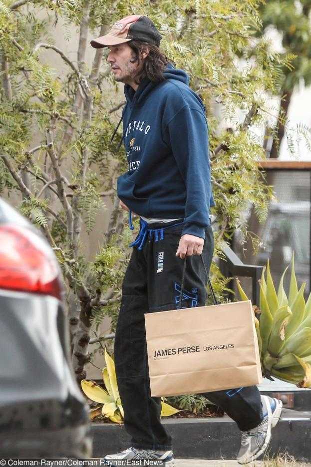 Zaniedbany Keanu Reeves przemierza ulice Kalifornii z torbą z luksusowego butiku