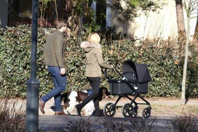 Kasia Tusk ze swoim ukochanym Staszkiem i malutką córeczkę udali się na spacer