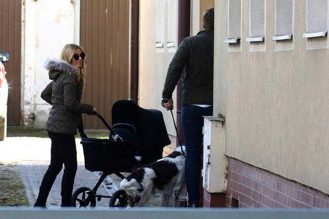 Kasia Tusk ze swoim ukochanym Staszkiem i malutką córeczkę udali się na spacer