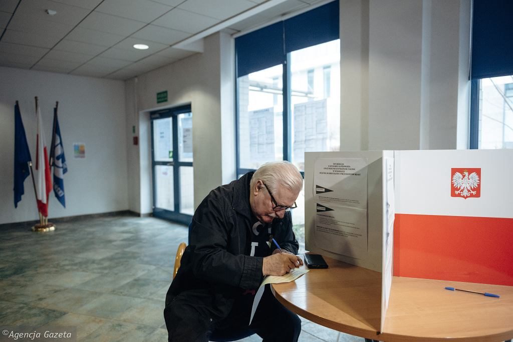 Przedterminowe wybory prezydenta Gdańska. Wałęsa zagłosował w bluzie "Konstytucja"