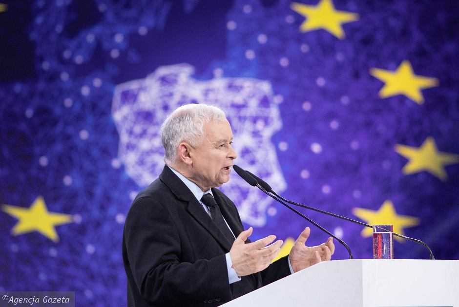 Nowy sondaż na wybory do PE. Cztery partie z europosłami. "Schetyna i Kaczyński idą łeb w łeb"
