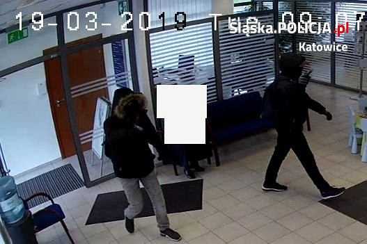 Katowice. Policja szuka dwóch mężczyzn, którzy napadli na bank na os. Tysiąclecia