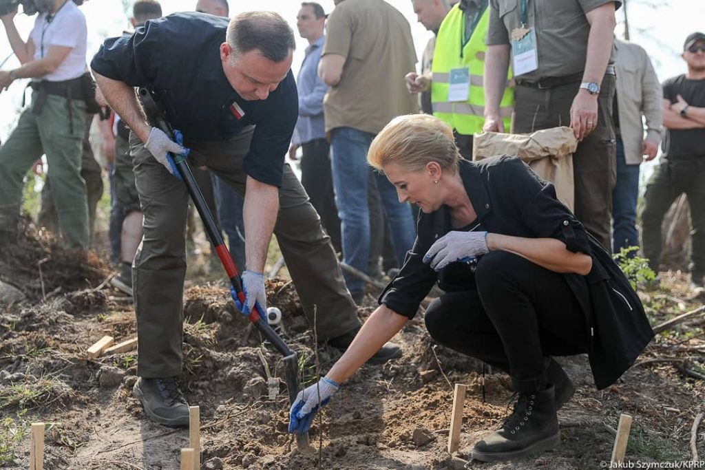 Prezydent Andrzej Duda zasadził drzewa. Zachęcił do odbudowy lasów zniszczonych w 2017 roku