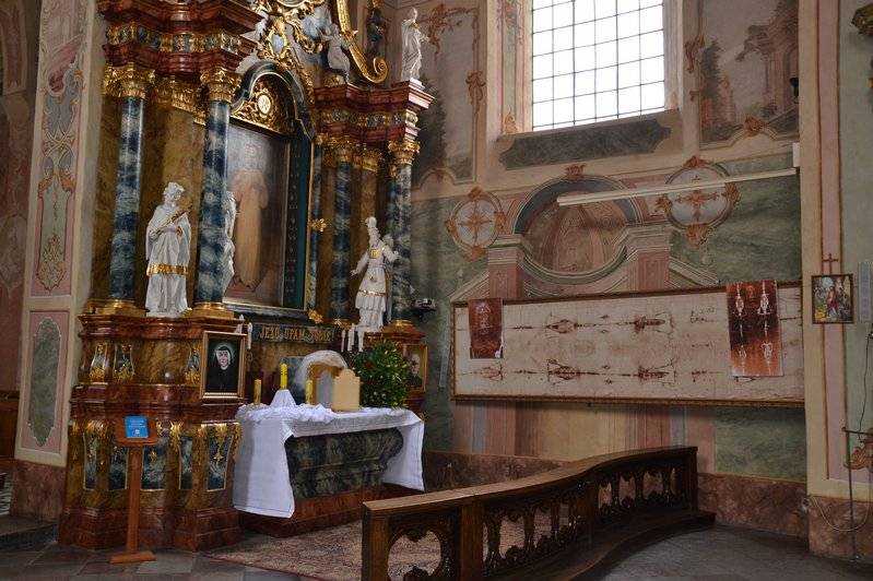Całun Turyński - symbol Wielkiej Soboty. Jego kopię można oglądać w kościele oo. Jezuitów