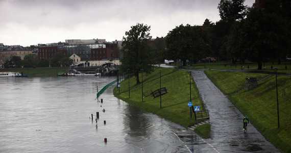Kraków: zalane bulwary, wody wciąż przybywa