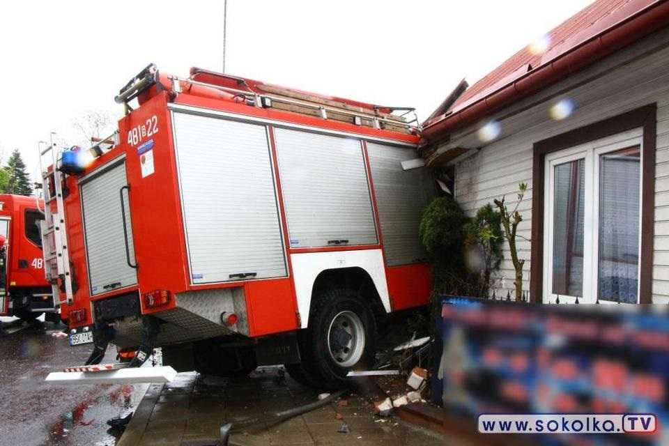Sokółka. Strażacy jechali na akcję, uderzyli w dom