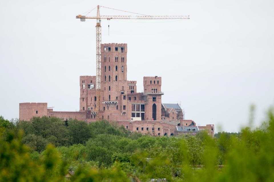 Skandaliczna budowa zamku w Stobnicy