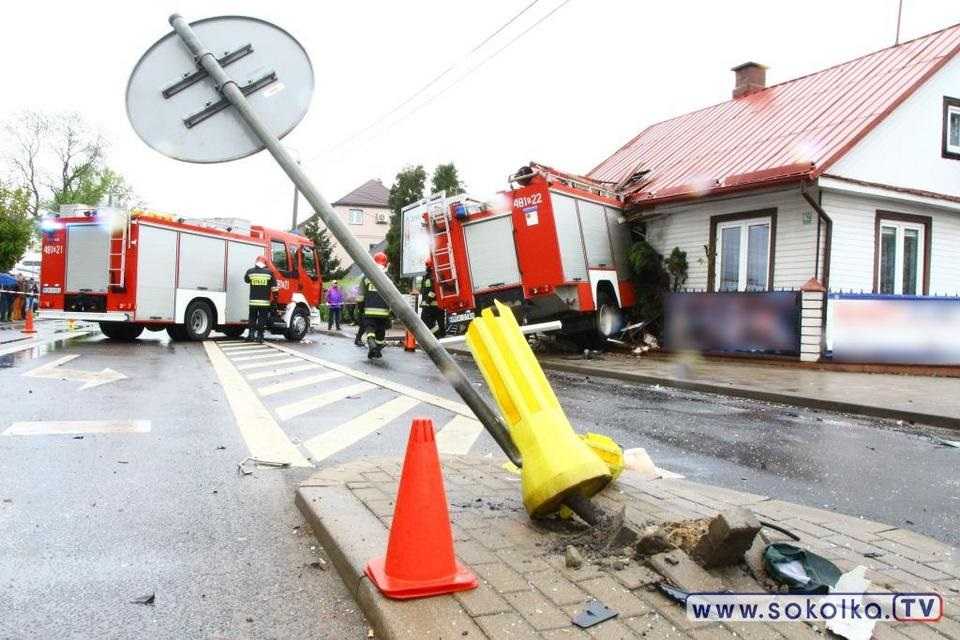 Sokółka. Strażacy jechali na akcję, uderzyli w dom