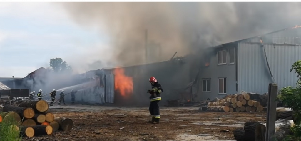 Na zachodzie Polski rozszalał się pożar, z którym walczą 32 zastępy straży pożarnej
