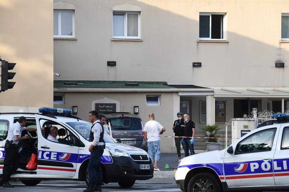 Atak przed francuskim meczetem