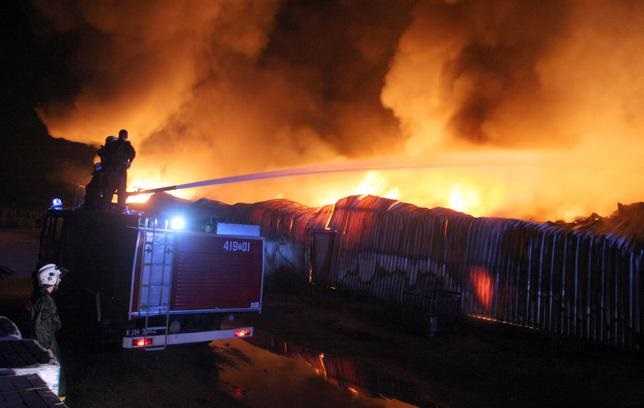Śląsk: pożar hali produkcyjnej w Mikołowie. Strażacy walczyli z ogniem całą noc