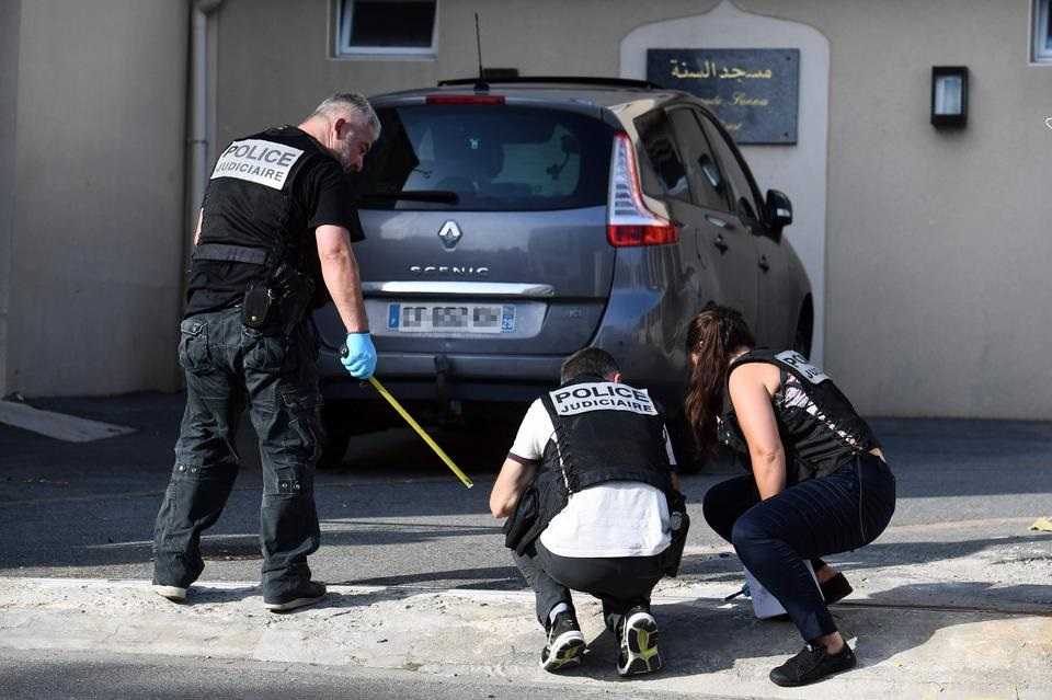 Atak przed francuskim meczetem