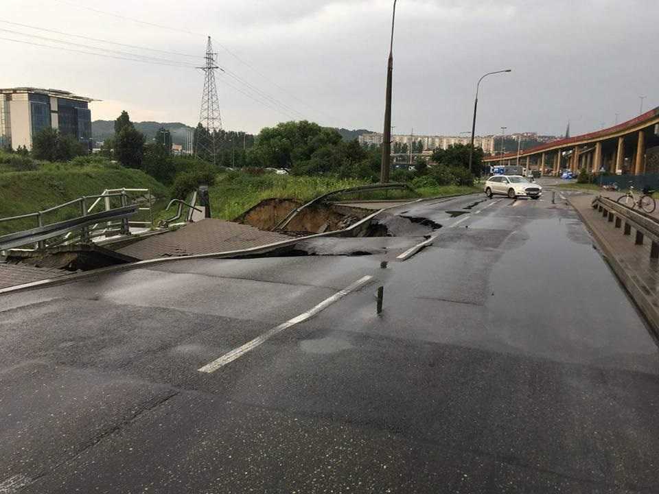 Fatalne skutki ulewy w Gdyni. Zapadła się jezdnia