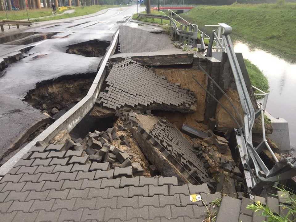 Fatalne skutki ulewy w Gdyni. Zapadła się jezdnia