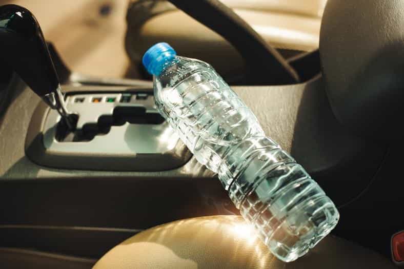 W upały nigdy nie zostawiaj w samochodzie butelki z wodą! Skutki mogą być tragiczne