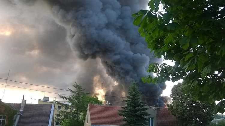 Pożar w Gdańsku-Oruni. Płonie hala przy trakcie Św. Wojciecha. Na miejscu 20 jednostek straży