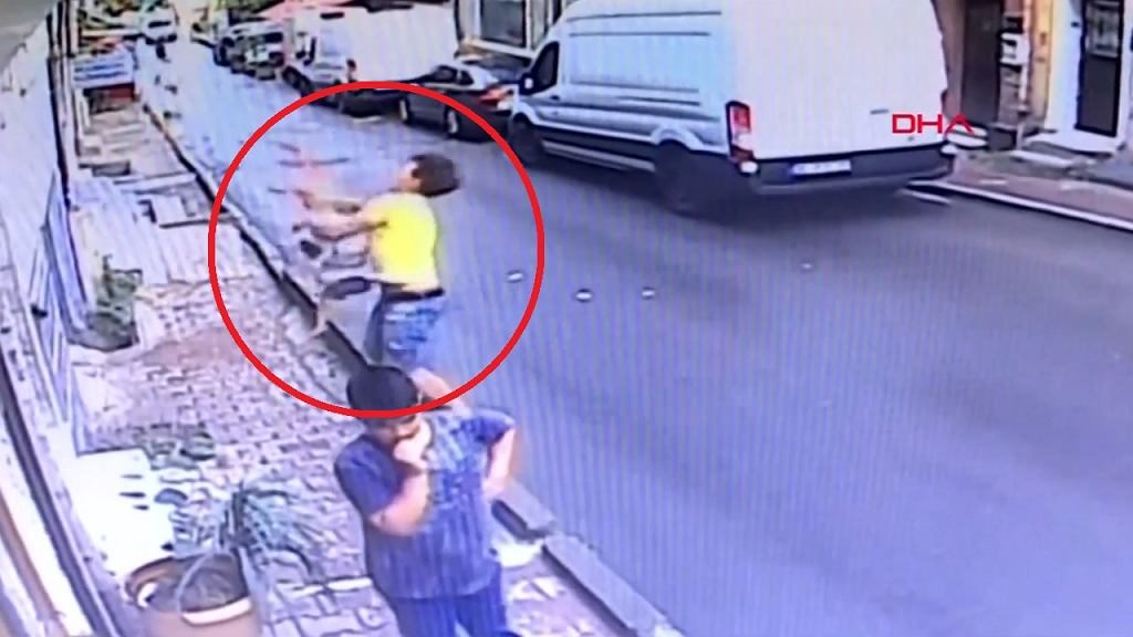 Turcja. Dwulatka wypadła z okna, nastolatek złapał ją w locie