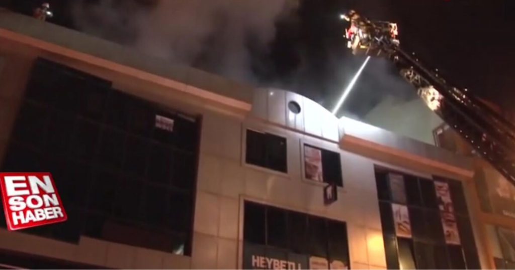Strażak widzi poruszający się cień na dachu płonącego budynku i rusza na pomoc