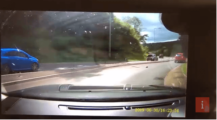 Kobieta jedzie ruchliwą autostradą. Nagle z samochodu przed nią ktoś wyrzuca na drogę małego kotka