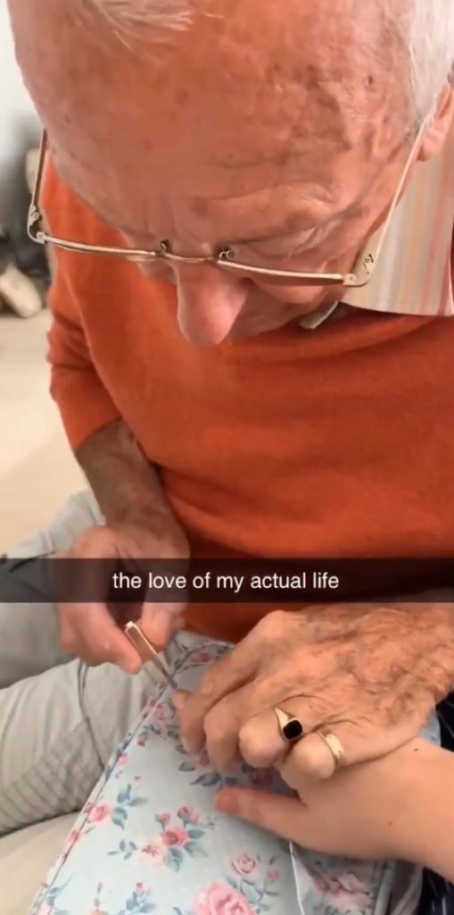 Dziadek odwiedził wnuczkę po poważnej operacji. Kiedy ją zobaczył zrobił jedną rzecz, której nikt się po nim nie spodziewał
