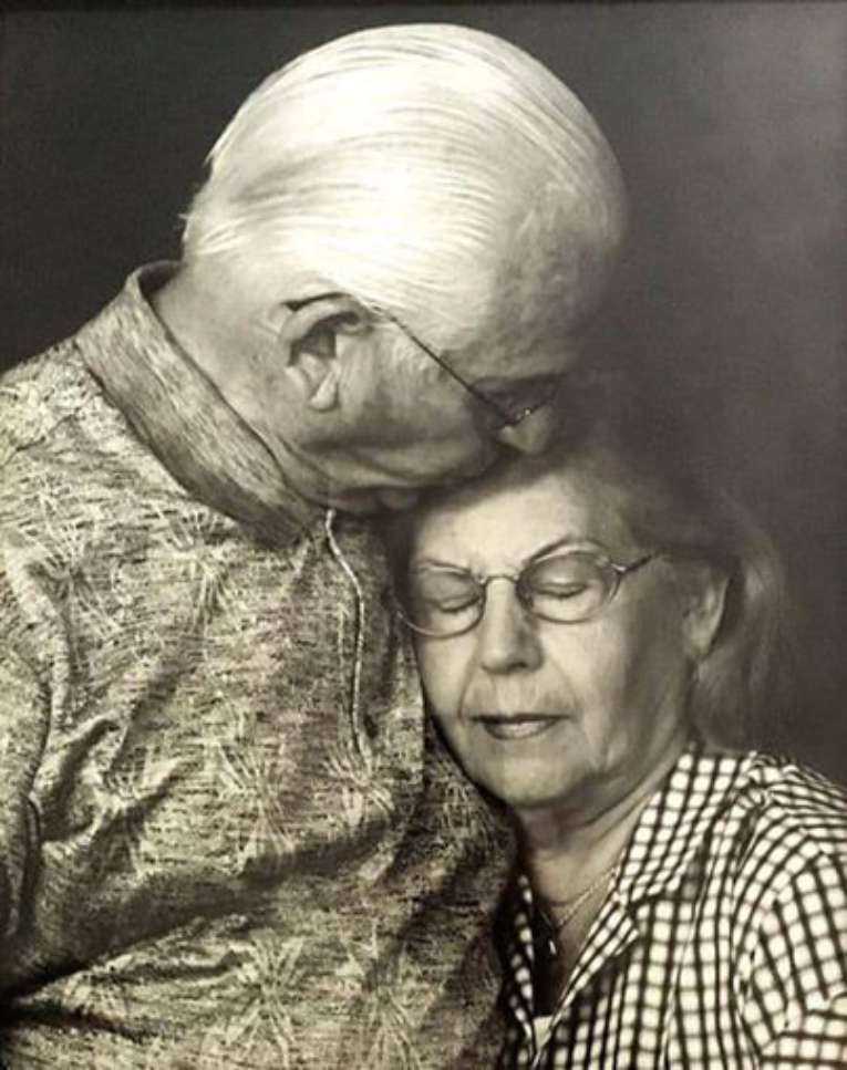 Żyli razem 69 lat, zmarli w odstępstwie kilku minut. Gdy dzieci zobaczyły ich po raz ostatni, zaczęły płakać