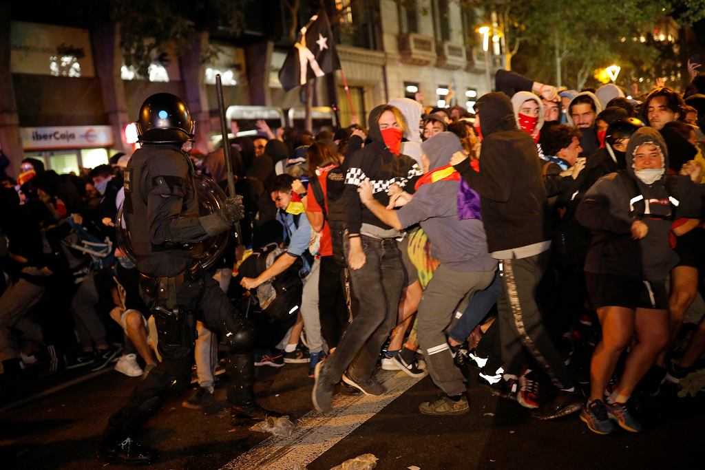 Płonące barykady na ulicach Barcelony. Fala protestów po skazaniu organizatorów referendum