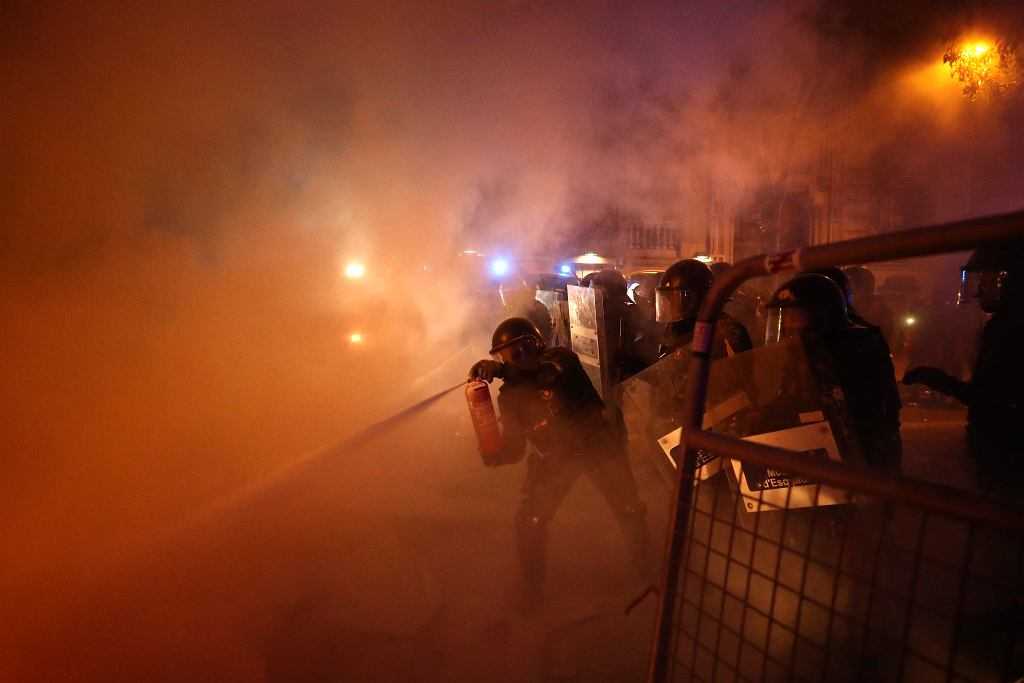 Płonące barykady na ulicach Barcelony. Fala protestów po skazaniu organizatorów referendum