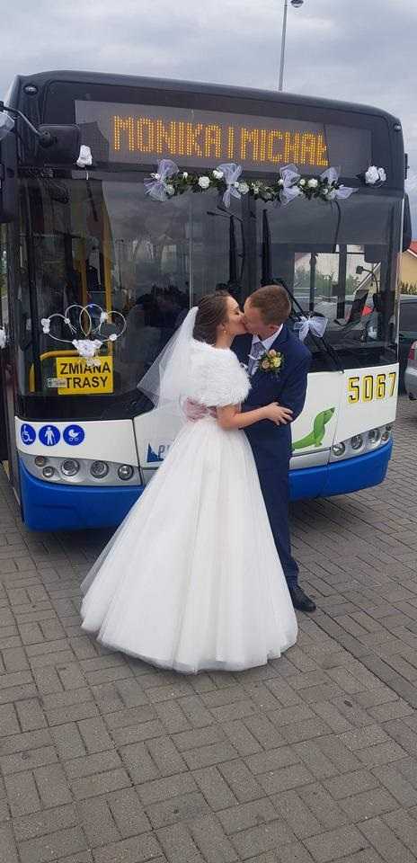 Oboje jeździli autobusami. Teraz wzięli ślub