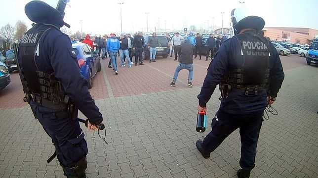 Śląsk: policja kontra pseudokibice. Funkcjonariusze musieli użyć gumowych kul