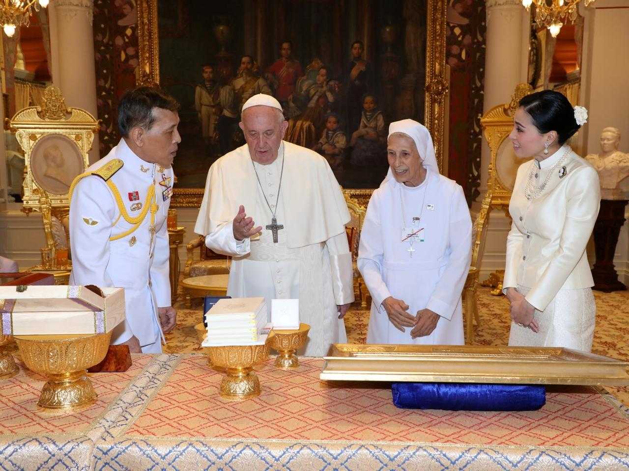 Obecność kuzynki-tłumaczki u boku papieża czyni jego wizytę w Tajlandii wyjątkową