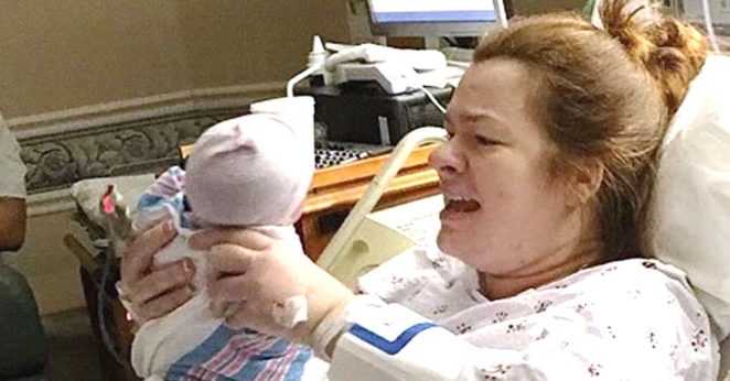 Pielęgniarka przynosi mamie noworodka. Kiedy ta zagląda do jego buzi, jest przerażona