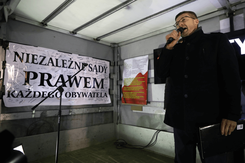 Protesty po zawieszeniu sędziego Juszczyszyna