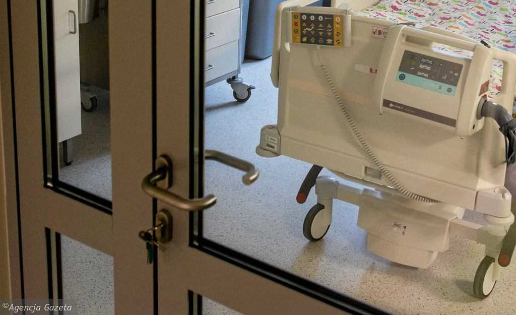 Ostrów. Lekarze wybudzili ze śpiączki niemowlę poparzone przez wybuch biokominka