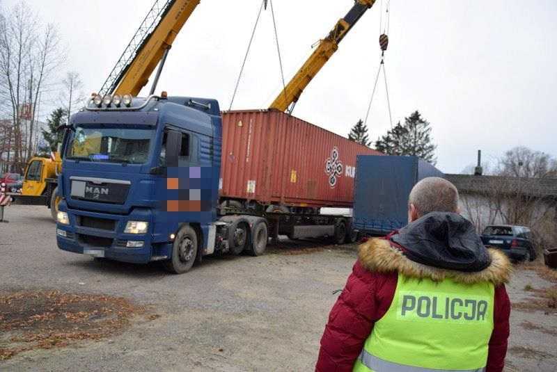 Skandal! 220 ton śmieci z Anglii trafiło do Polski. Co się z nimi stanie