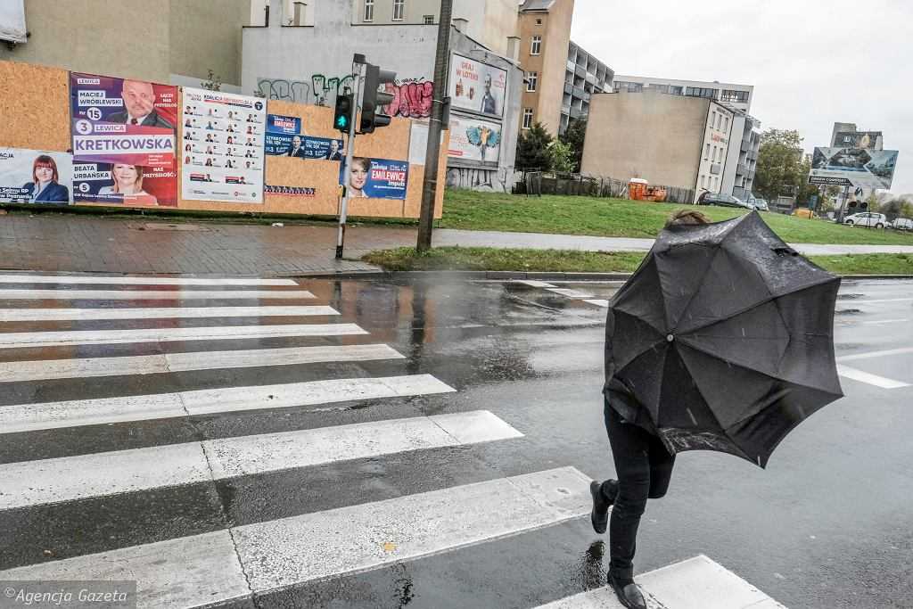 Nad Polskę nadciąga tzw. nurkujący niż. IMGW ostrzega przed silnym wiatrem. W górach nawet 180 km/h