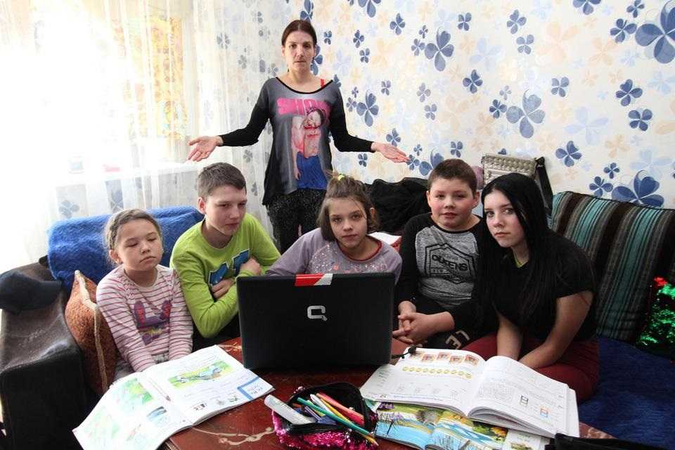 Samotna matka pyta ministra: Jak mam podzielić jeden komputer na 5 dzieci?