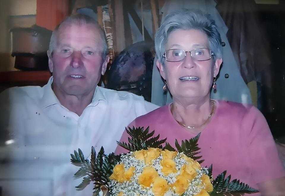 Byli ze sobą 60 lat. Zmarli razem na koronawirusa. Syn: byli uwięzieni w domu bez pomocy