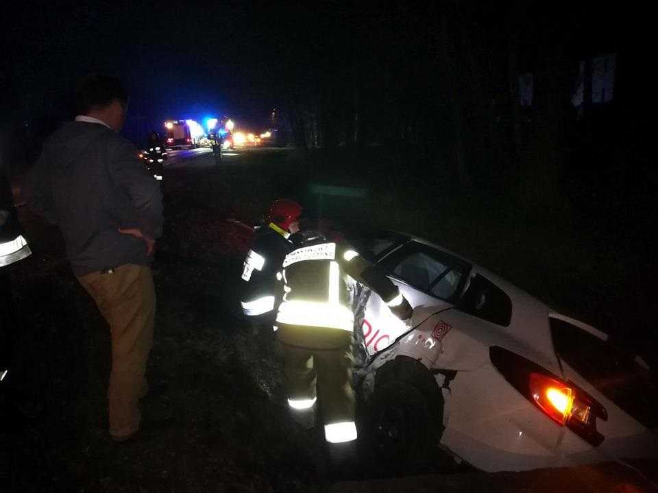 Znany dziennikarz miał groźny wypadek. Auto wyleciało w powietrze