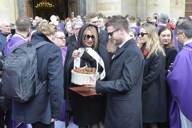 Truskawki na pogrzebie Królikowskiego. Gest, który zaskoczył nie tylko rodzinę zmarłego aktora