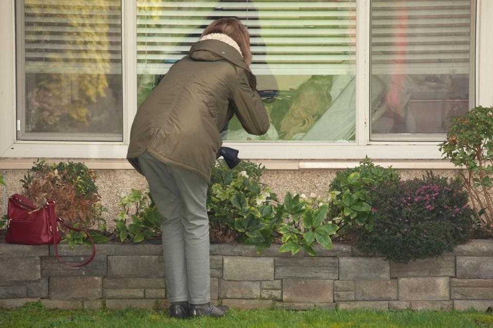 To zdjęcie chwyta ze serce. Miłość silniejsza niż strach przed wirusem