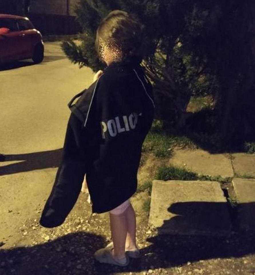 Zapłakana 9-latka uciekła z domu w piżamie. Jej historia łamie serce