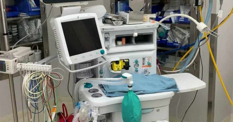 „Zachowaj go dla młodszych pacjentów” – kobieta umiera na COVID-19 po odmowie użycia respiratora