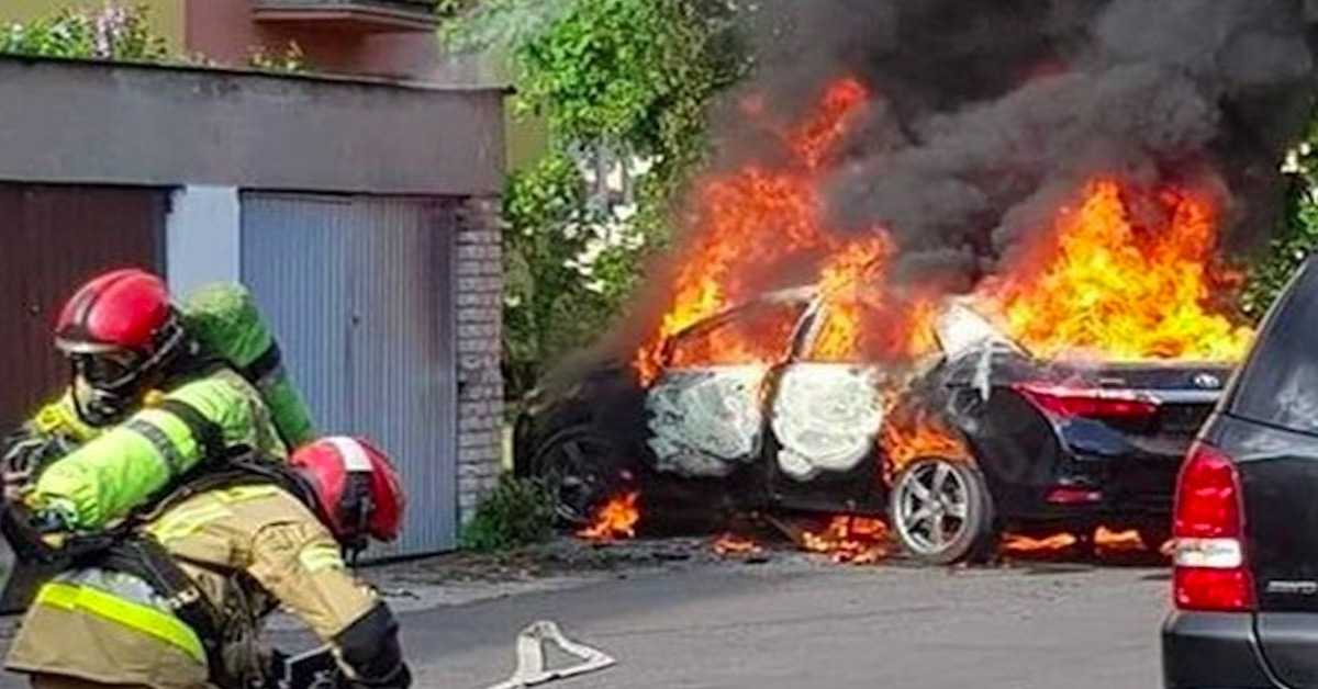 Pożar samochodu z dzieckiem w Płocku. Co było przyczyną tego dramatu?